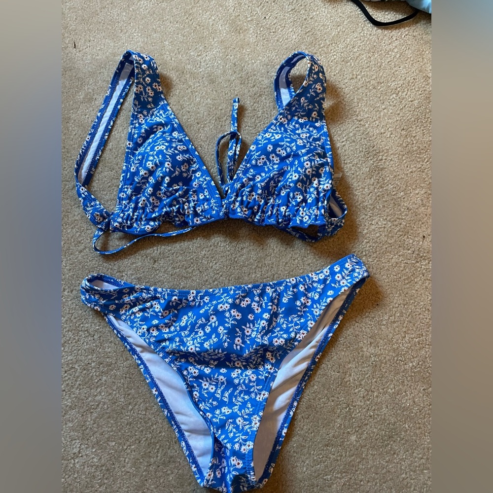I am selling this flower bathing suit set. It is a size medium